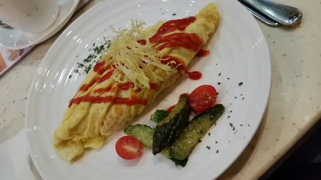 賣相不錯，蛋皮包著茄汁炒飯，還有小蝦仁和魷魚的海鮮炒飯，有誠意！