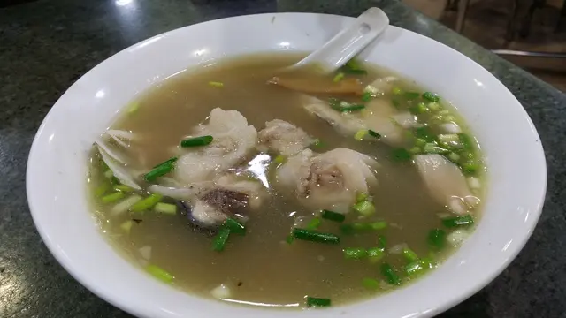 除了雞湯外，這個湯也是不錯的選擇。有藥材的獨有味道，不苦的，只有藥材的香味，而魚頭一點也不腥，鮮味足！