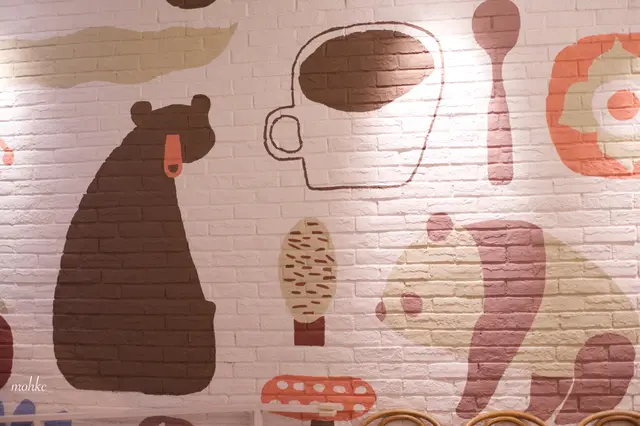 牆上畫有動物的壁畫,線條簡單像小孩子都可以畫得到的