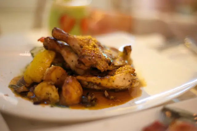 烤雞上有好多香料及醬汁,份量都唔少,味道又惹味