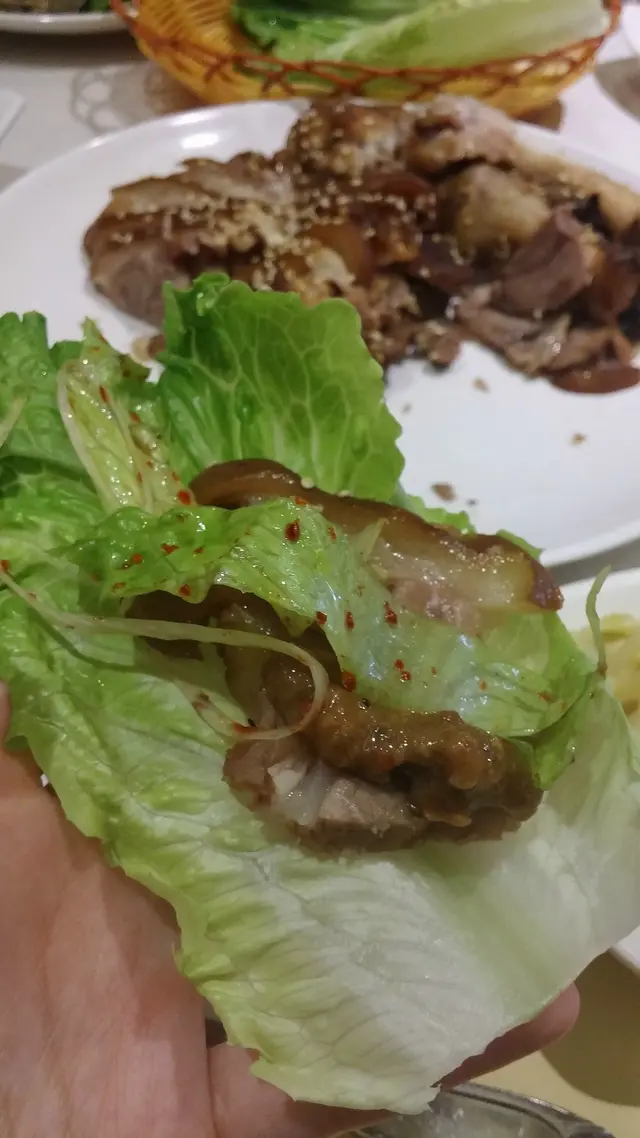 同時會送上一碟調辣的生菜蔥段,再以爽脆又完整一塊塊生菜包起,食落夠香口