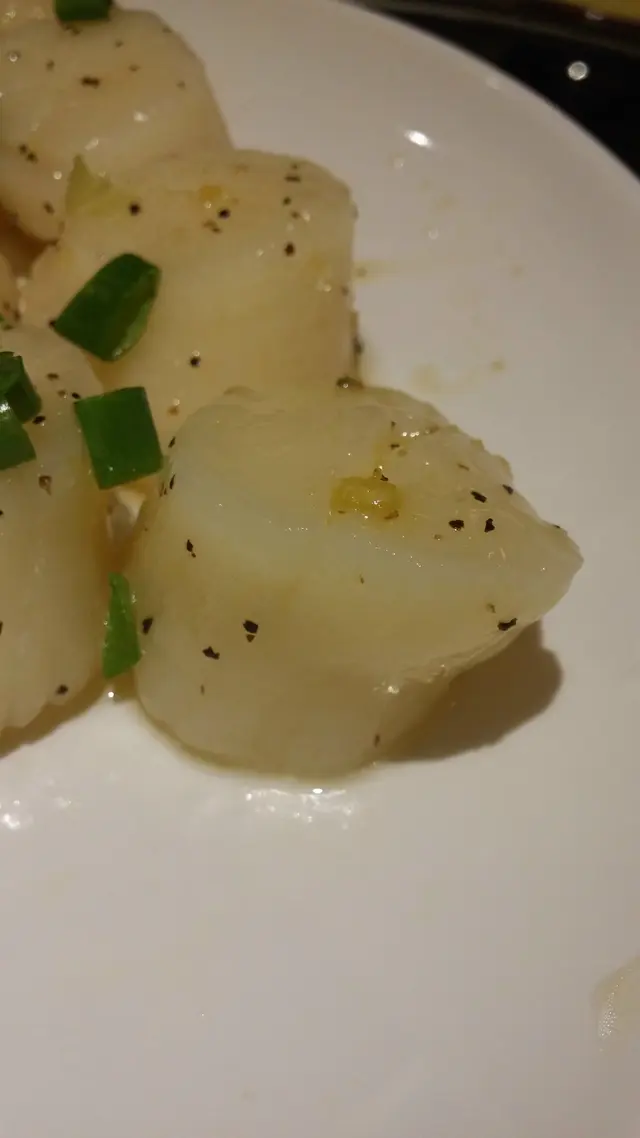 先已灑上點點黑椒,看表面也有少許蒜碎及蔥花,事先已醃過但未算太濃味重口的