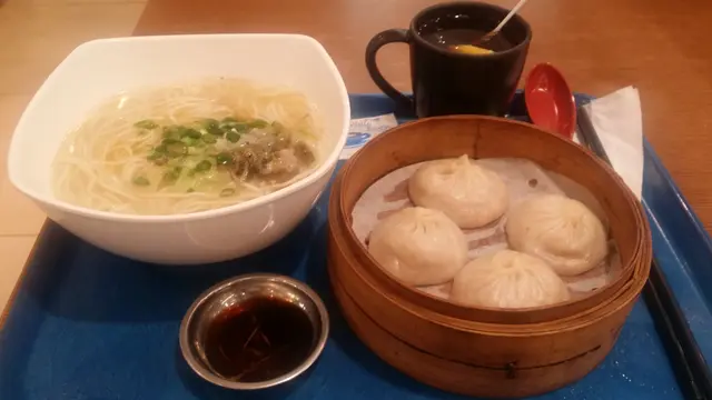 點心套餐 (小籠包配雪菜肉絲湯拉麵) ($38)