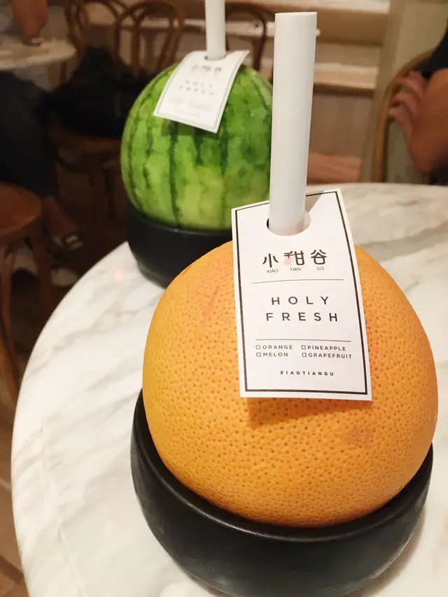 原個水果裝著鮮榨果汁,非常可愛