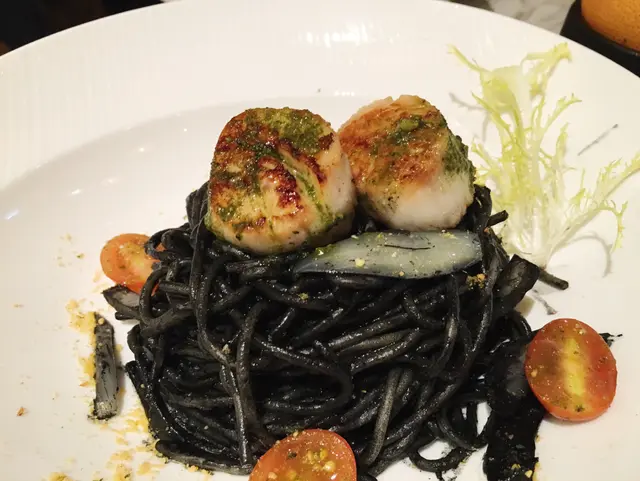 吃到牙齒也會變黑的墨魚汁意粉,還有兩隻大帶子!