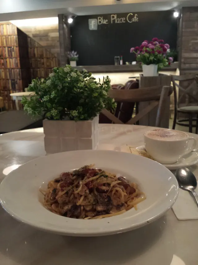 蒜辣雜菌炒意粉 + cappuccio coffee