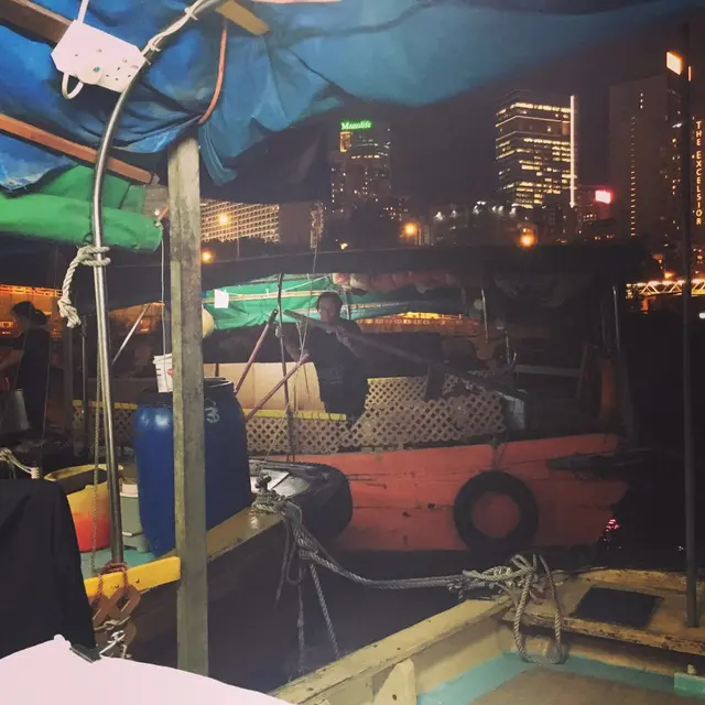 剛剛坐呢隻小船到食艇