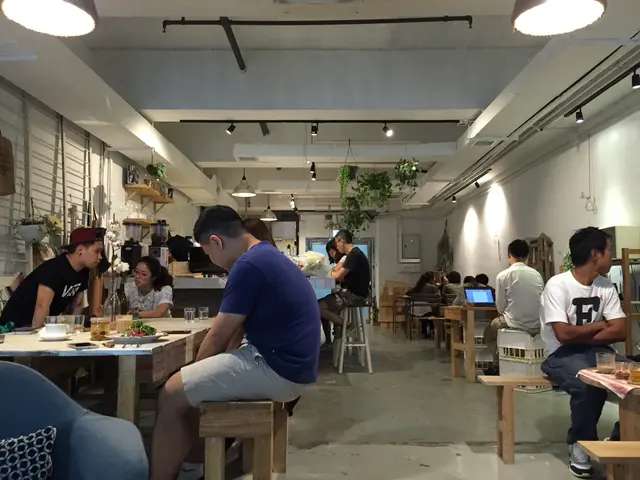 環境不錯，不會擠迫，左邊為個人認為坐得腰痛的桌椅