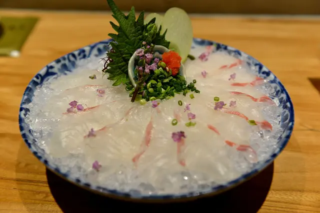 真鯛(左)，真明鰹(右)