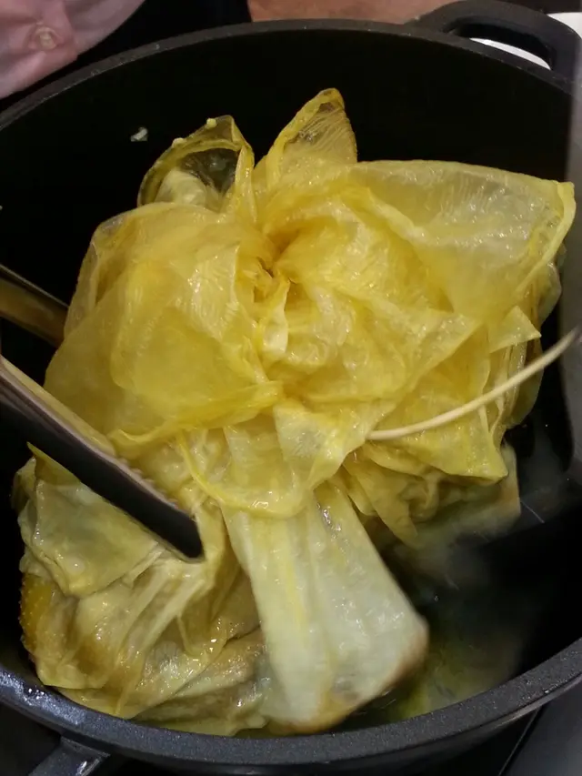 用腐竹包住隻雞再煲湯, 煲完D湯好濃好似牛奶雞湯咁好好飲, 隻雞都好滑