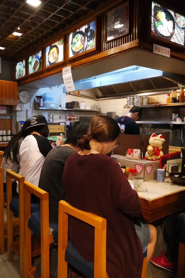 店很小，座位有點窄