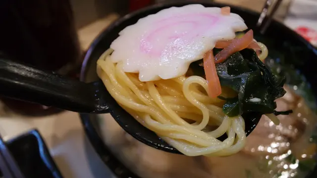 麵條質感取中間最大化，不粗不細，軟硬程度也偏中，中庸之道的好處就是總不會太過得失客人