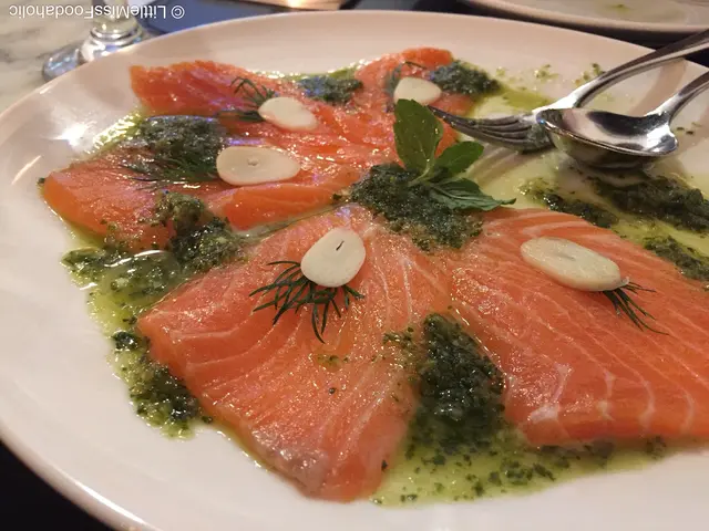 薄切三文魚配泰式辣汁