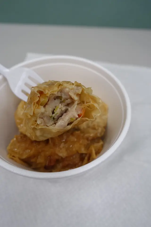 鮮竹卷包住豬肉、肥豬肉、西芹、紅蘿蔔...等