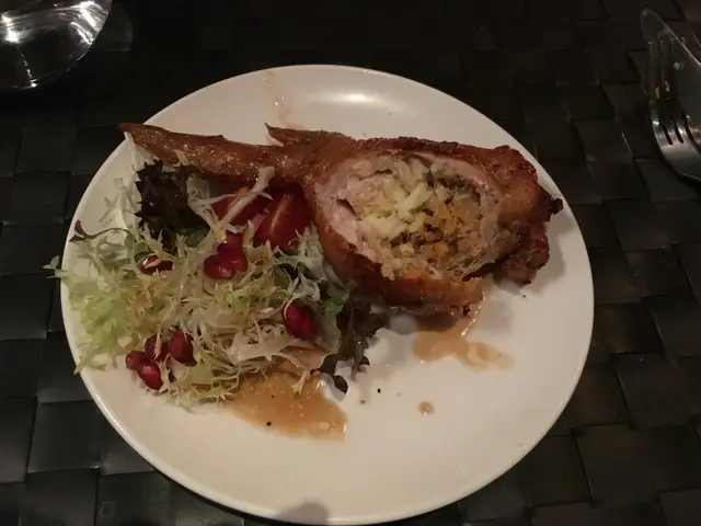 大閘蟹粉釀脆皮雞翼沙律