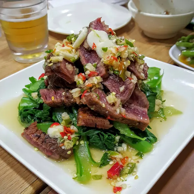 燒牛肉五成熟,放在 A 菜上面,牛肉上面加上蒜泥酸辣汁。燒牛肉有濃濃的煙燻的香味,牛肉五成熟,煮法可保留肉味,肉質亦鬆軟,加上蒜泥酸辣汁,味道開胃