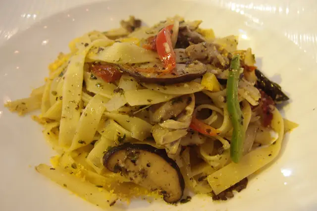 松露野菌橄欖寬條麵