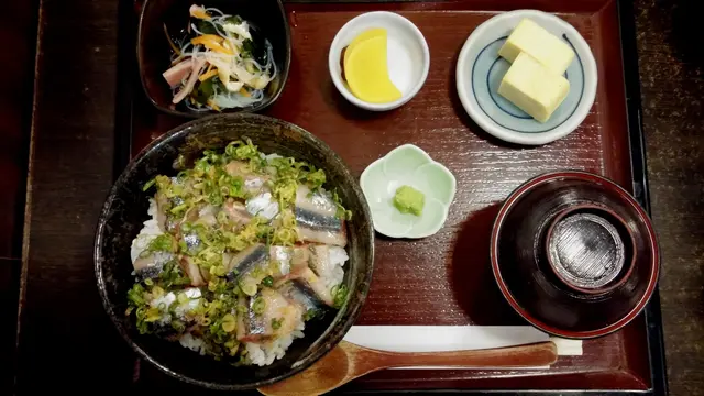 秋刀魚刺身丼