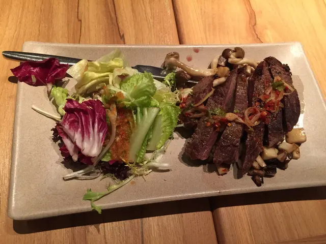 燒牛西冷伴泰式辣汁配糯米飯