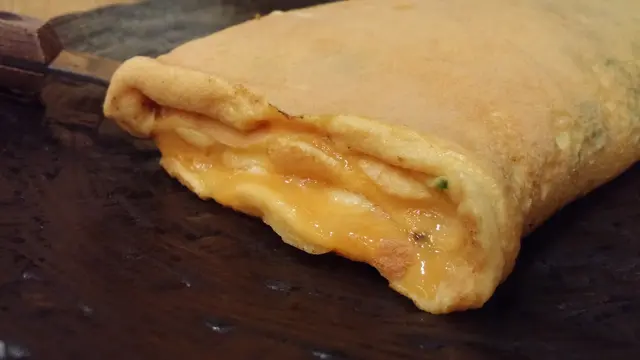 一眼還以為外層真是Crepe,但其實切開的一瞬,芝士秒速湧泉而出,豐潤足料