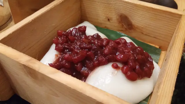 粒粒紅豆稍有起沙,甜綿無膩感,配上軟糯帶米香的年糕同食就更甚