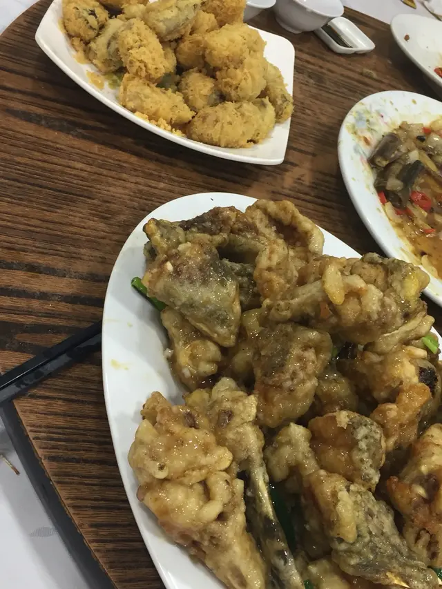 炸蠔係全枱都讚好，完全唔油，就算凍左都脆口；至於個魚骨炸完再炆，d骨脆晒再炆，好入味