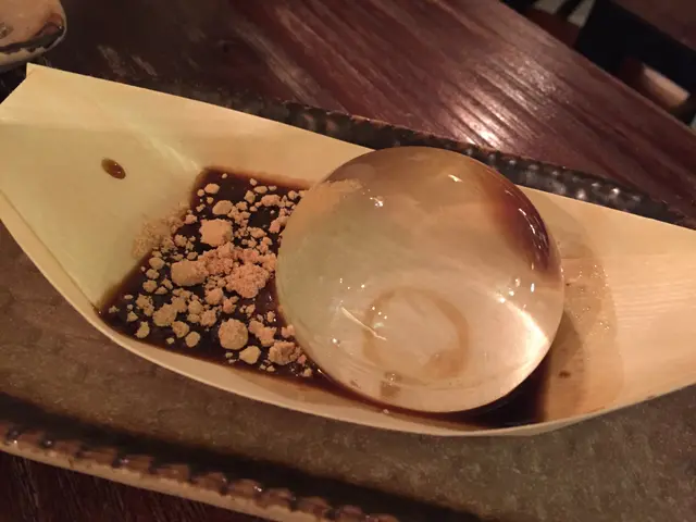 這水晶球口感像爽口蒟蒻,但不會硬身,反而易醉的像啫喱,很得意﹗加上黑糖味的醬汁,清清的很有特色﹗