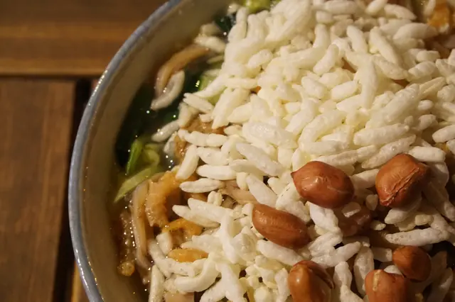細看這菜湯材料複雜,有椰菜、菠菜、乾魷魚、蝦米、豬肉、、腊腸、粉絲、胡椒粒,加上肉湯烹煮