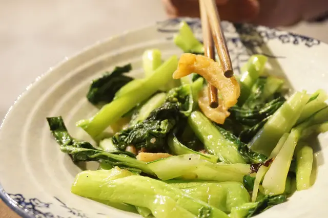 喜歡豬油渣那香脆酥軟的食感,以豬油同炒的平凡菜心也頓時變得油潤可口起來。