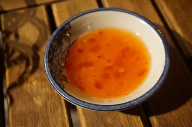 以甜酸醬佐吃