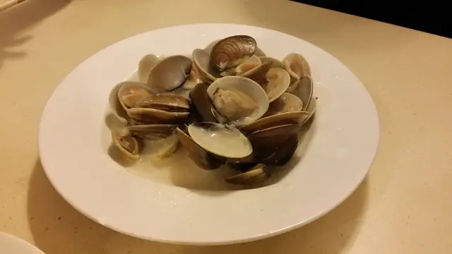 蜆肉白而肥美，肉質彈牙，味道鮮甜。