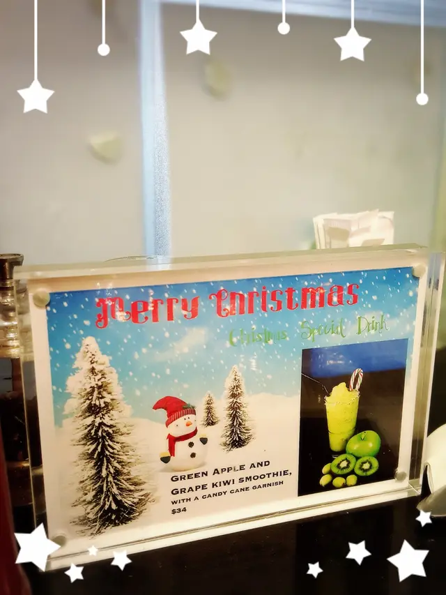 Green Apple and Grape Kiwi Smoothie with a Candy Cane Garnish（$34）
