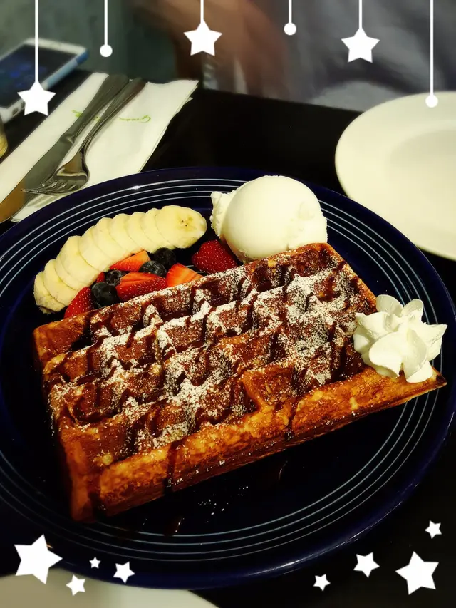 Berry Waffle Delight + Apollo Vanilla Ice-Cream（$71 + $10 Dark Chocolate Chip Waffle）
