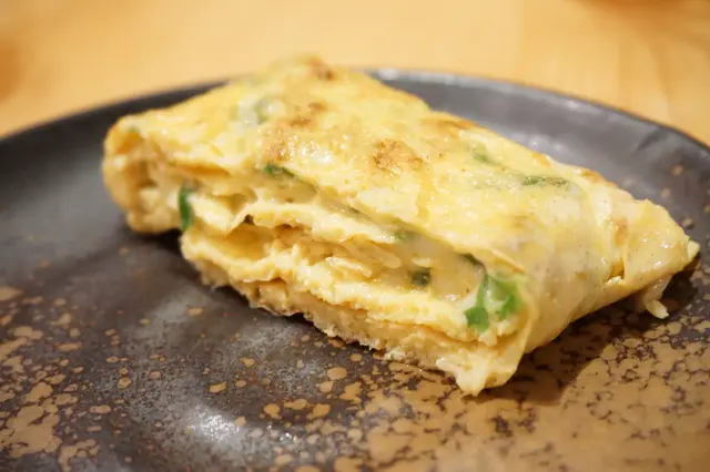 蛋香極濃之餘口感嫩嫩的，切開後牽出千絲萬縷的香濃芝士