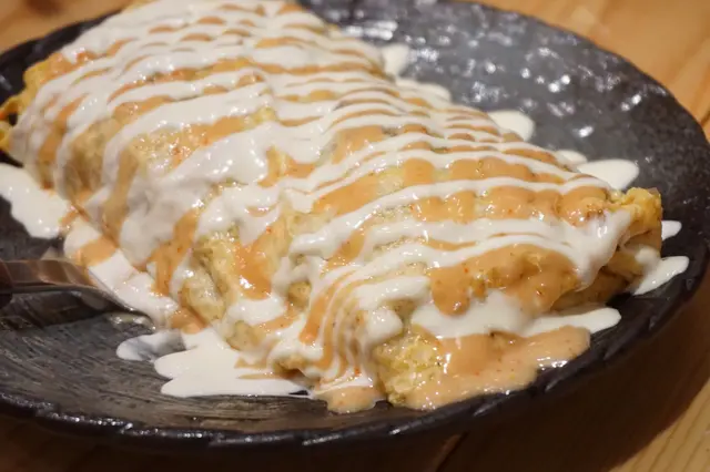 薄薄的蛋皮包着炒麵伴以兩式沙律醬