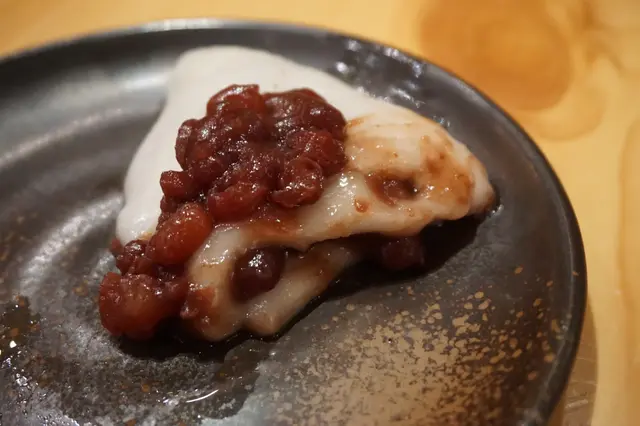 蒸煮出來的年糕口感更軟綿粘糯，富有米香