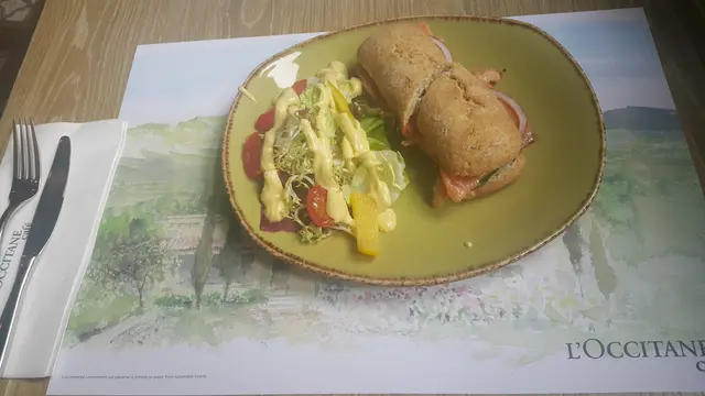 三文魚飽伴沙律