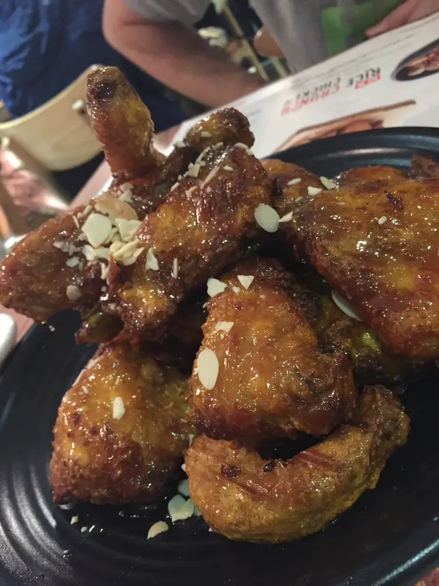 炸雞上面有滿滿嘅蜜糖，雞皮夠脆，肉質鮮嫩，但不太入味。咖哩汁一小碟另上，咖哩味不太濃。味道還可以。
