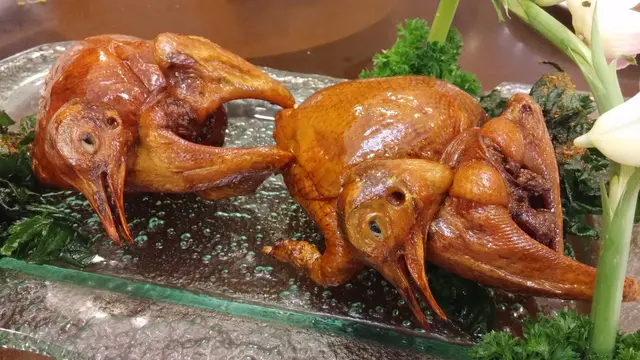 跟烤得皮薄脆香,油脂盈腴盡滲的燒鴿同食,每一口也夠滿足