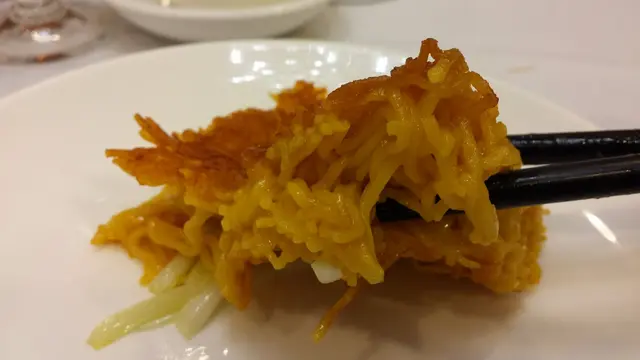 表面一層煎得略為香脆,焦香恰如其分,不會苦燶,而底下的麵條沒有糊爛