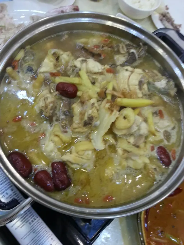 滾起嚟，好有酒香，飲落唔會太勁酒，雞唔"鞋"，太太們對呢樣極喜歡