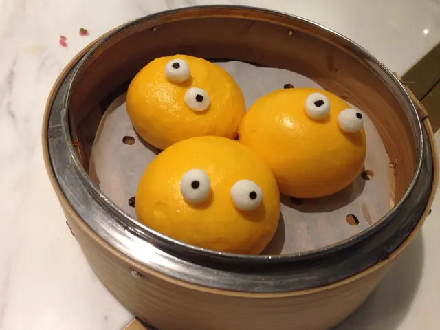 要做到嘔奶效果, 就要趁熱辣辣時晌佢面篤個窿, 輕輕按就會嘔出奶黃喇