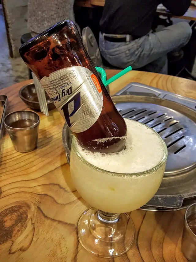 飲品點了一個荔枝味的酒，上面插上一支啤酒，十分特別，味道不太甜，酒味不太重，適合女士。