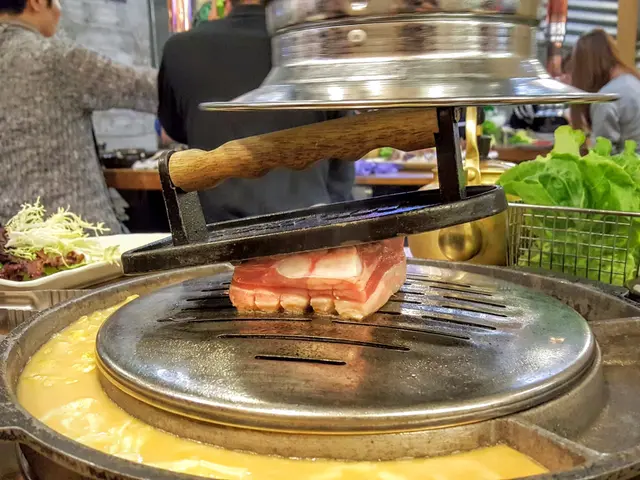 燒烤方面先選厚切五花肉，分量有點少，燒烤時把熨斗壓下，五花肉本身是沒有醃過，味道只可以靠他們提供的醬油，醬油沒有特別處理過，未能帶出五花肉的味道，有點失望。