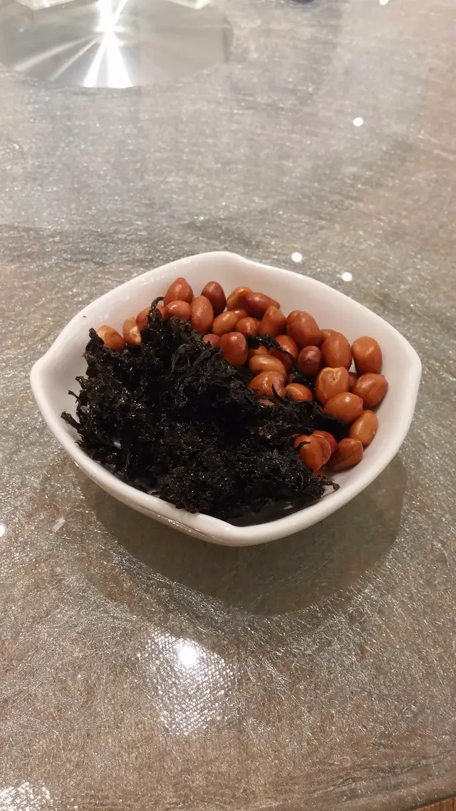 個人頗喜歡紫菜花生,香脆細碎的紫菜跟鹹中帶微甜的花生很配