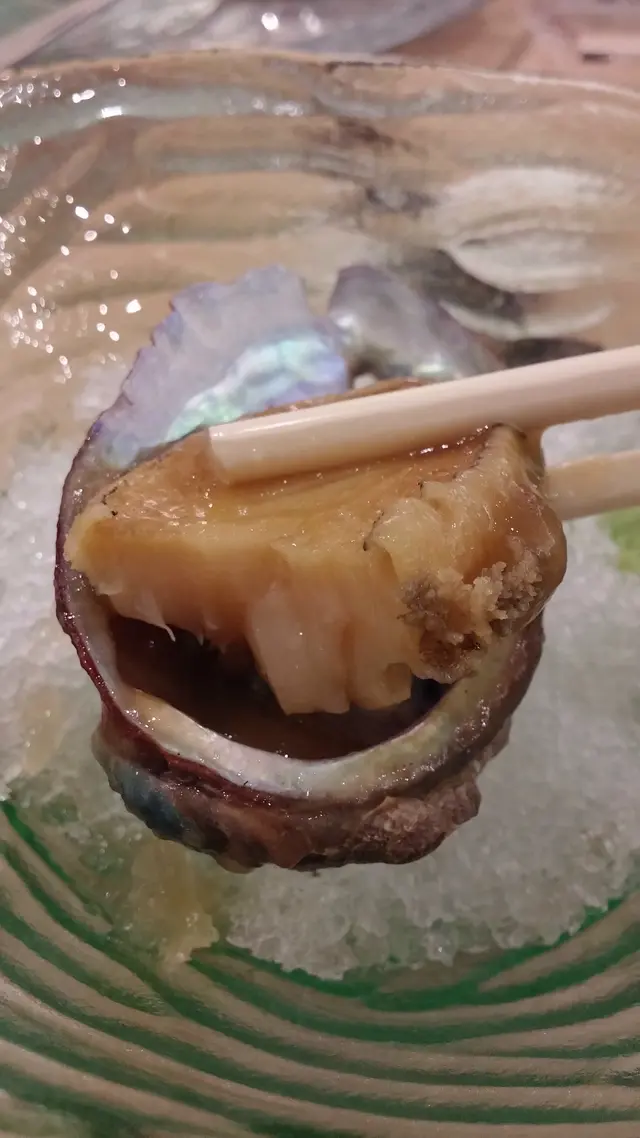 甜香的味道不會人工得過份刻板,連著鮑魚肉的富彈性滿嚼感,不韌且爽,開胃的