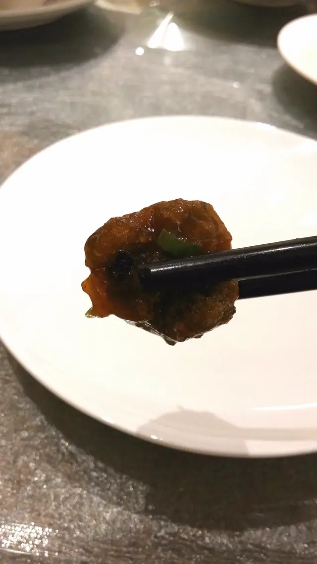 外層稍為撲過粉,不厚身的,只是略帶脆感,尤如拔絲