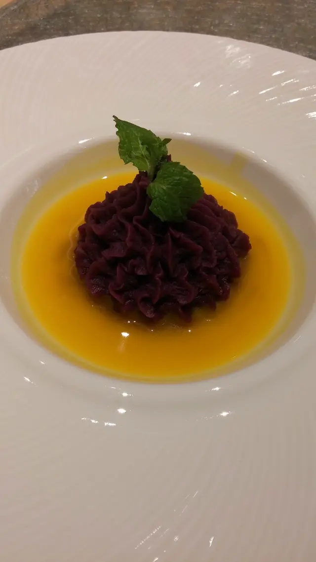 緻密細滑的紫薯蓉唧成小花塔,樣子可愛得不行