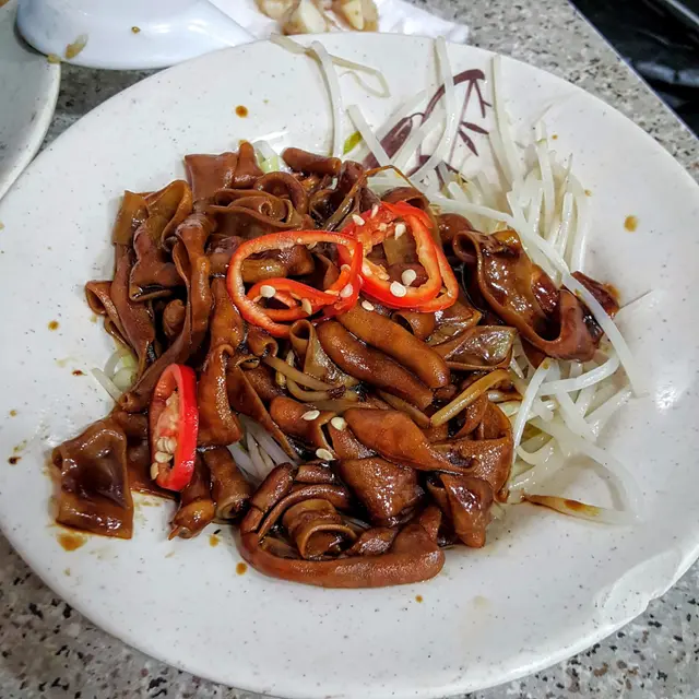 豉油皇鵝腸份量少，比下面配料的豆芽還要少，鵝腸超咸，完全沒有鵝腸的味道，覺得下面的豆芽還要好味，至少還是爽脆，下次可以點豉油皇豆芽