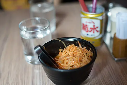 桌上有調味料和佐料